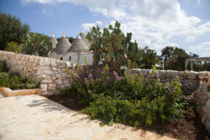 Borgo Canonica Trulli Giardini muretti a secco Puglia