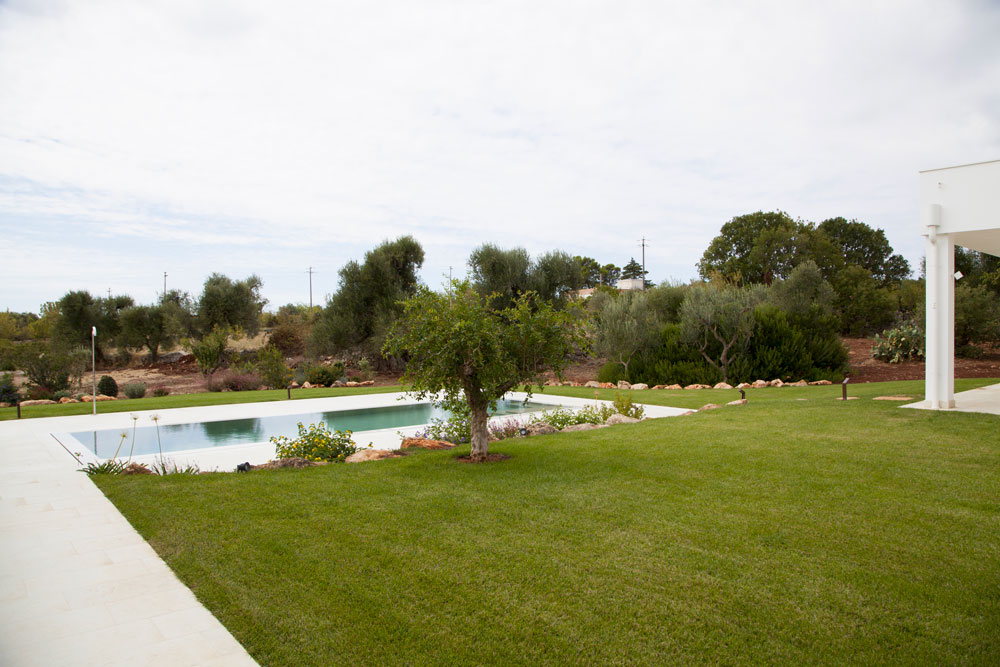 Giardino Villa con prato e piscina Ostuni #2