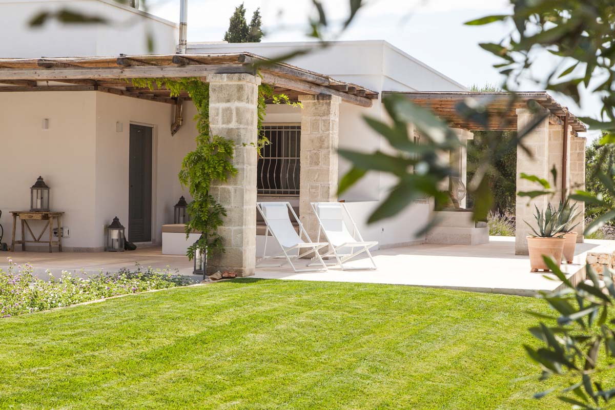 Giardino con ulivi e piscina villa Ostuni #7