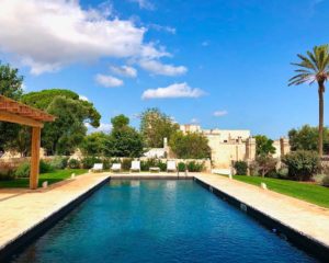 Giardino con piscina antica masseria Ostuni #9